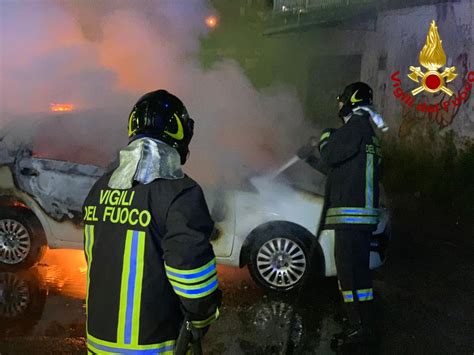 Auto In Fiamme Nel Centro Di Rende I Vigili Del Fuoco Domano L