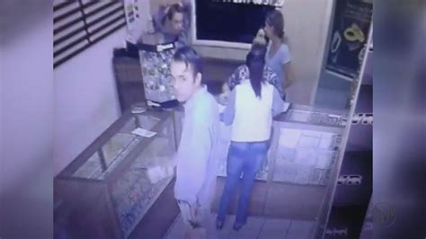 Casal armado assalta joalheria no Centro de Leme SP veja o vídeo