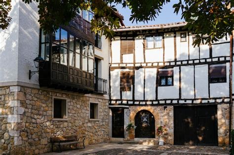 Rincón típico de una casa de adobe blanco y entramado de madera en