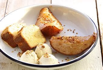 Poires cuites au four au sirop d érable cake et glace à la vanille