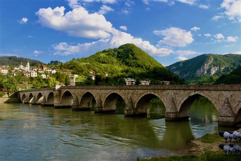 Visiting the bridge over Drina. – Travelling Claus