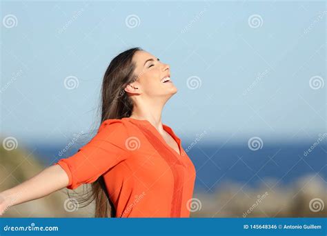 Mujer Feliz Que Respira El Aire Fresco En La Costa Foto De Archivo