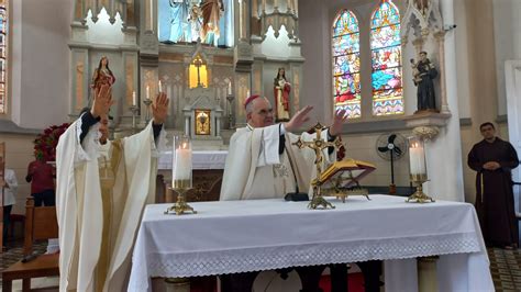 Jovens E Adultos Receberam O Sacramento Da Crisma Na Igreja Sagrada