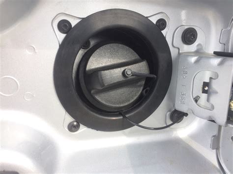 Сетка в багажник и кольцо горловины бака — Lada Vesta SW Cross (1G), 1 ...