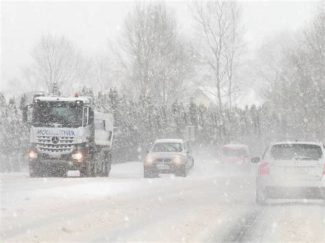 Vier Verletzte bei Unfällen durch Schneefall auf Salzburger Straßen SN at