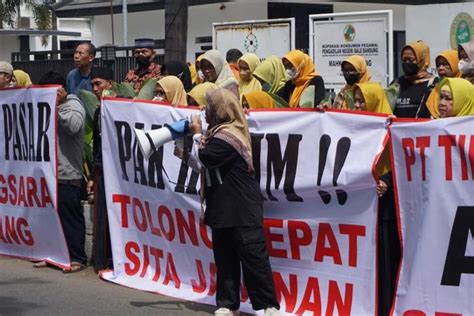 Tolak Revitalisasi Puluhan Pedagang Pasar Banjaran Bandung Unjuk Rasa