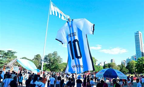 Rosarinos Realizaron Un Enfervorizado Banderazo En El Monumento A La