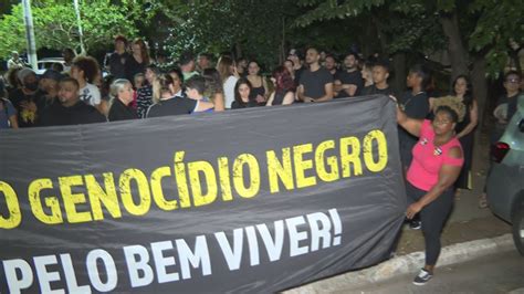 Manifestantes Protestam Contra Racismo Em Frente Ao Pr Dio Em Que