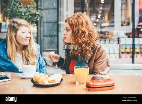 Blonde redhead Fotos und Bildmaterial in hoher Auflösung Alamy