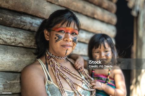 브라질 원주민 젊은 여자와 그녀의 아이 Tupi Guarani 민족성에서 초상화 브라질에 대한 스톡 사진 및 기타 이미지