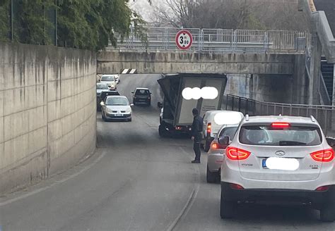 Sottopasso Di Via Pezzana Un Altro Furgone Resta Incastrato Temponews