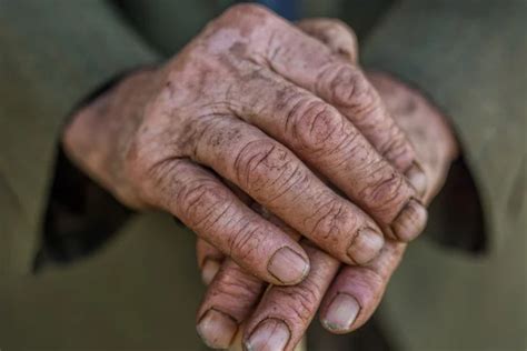 Manos de las personas mayores fotos de stock imágenes de Manos de las