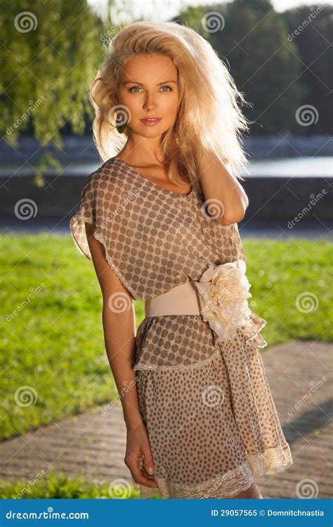 Blonde Junge Frau Im Park Steht Stockbild Bild von park beiläufig 29057565