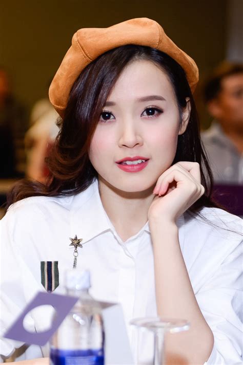 Để mặt mộc hot girl Midu khoe trọn vẻ đẹp trong veo rạng rỡ