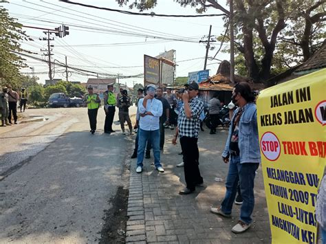 Gabungan Lsm Elpamas Gelar Aksi Menolak Armada Tambang Untuk Melintas