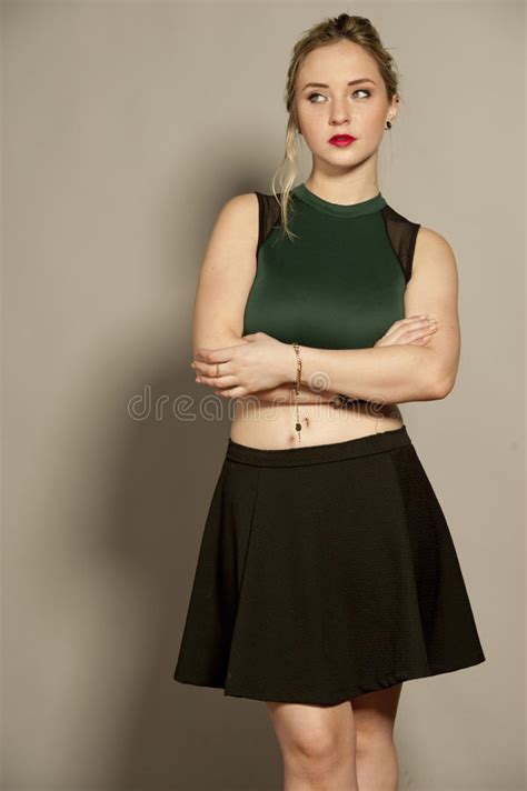 Rondborstig Schitterend Jong Brunette Stock Foto Image Of Modern