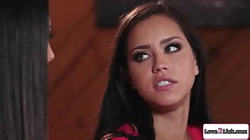 Latina engaña a su novio con su hermanastra XVIDEOS