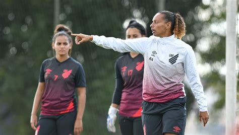 Técnica Rosana Augusto promete time feminino do Bragantino estilo