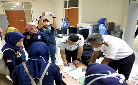 BNN Riau Tes Urine Pilot Dan Pramugari Di Bandara SSK II Pekanbaru