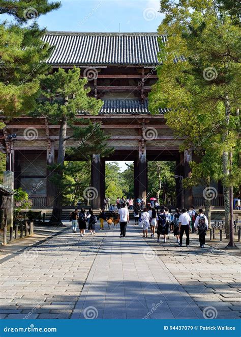 Puerta De Madera Japonesa Del Templo Imagen De Archivo Editorial