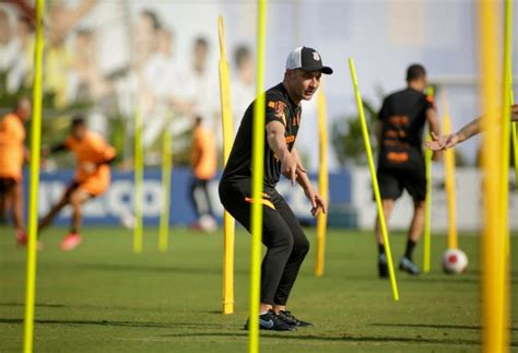 garotos da base Vítor Pereira comanda seu 1º treino no Corinthians