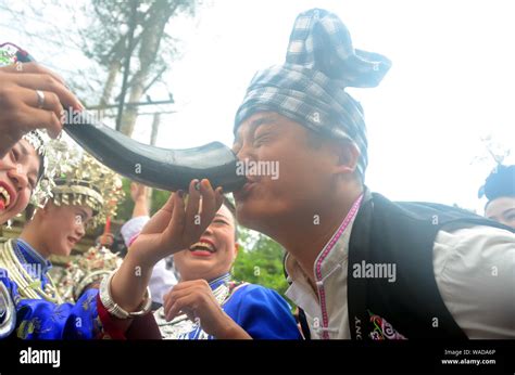 Los Chinos De La Etnia Dong Vestidas En Trajes Tradicionales Y