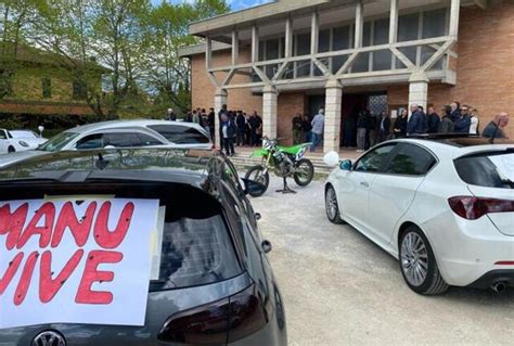 Incidente Sul Lavoro Nel Senese In Mille Ai Funerali Del Enne