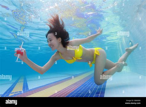 Frauen im bikini underwater Fotos und Bildmaterial in hoher Auflösung Alamy