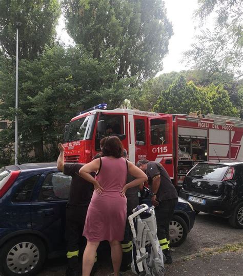 Senigallia Doppio Incendio Arrivano I Pompieri Figlio Bloccato In Auto