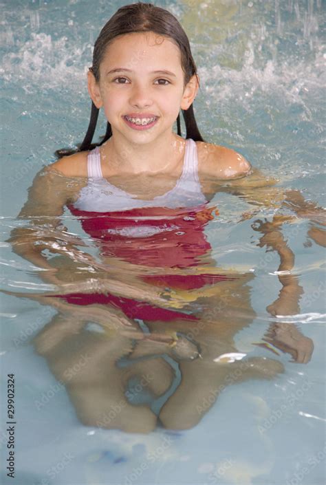 Jeune Adolescente La Piscine Photos Adobe Stock