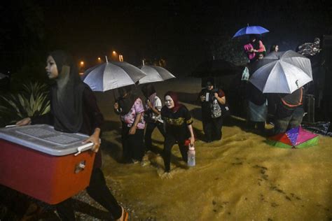 Floods Hit Pahang While More People Evacuated In Tganu Kelantan