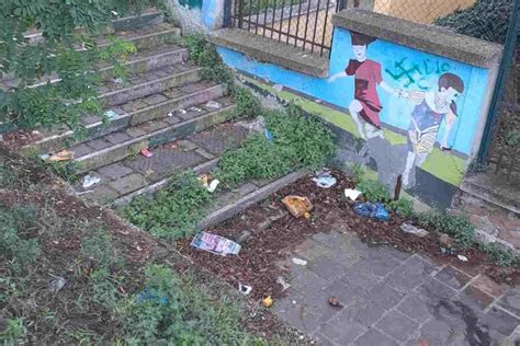 Rifiuti Ai Margini Della Zona Scolastica Di Fronte Alla Stazione