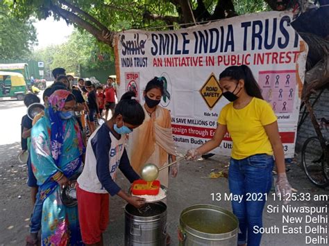 Distribution Of Cooked Food In South East Delhi By Smile India Trust