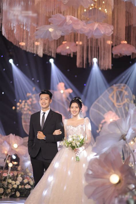 Hot girl cầu thủ nổi tiếng chia tay hơn năm rồi quay lại cưới hiện tại viên mãn và có căn nhà