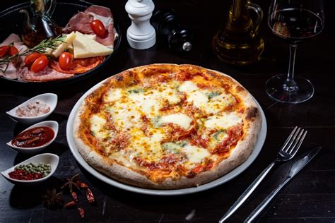 Pizza Quatro Formaggi E Ventricina Gran Gourmet Ristorante Bacau