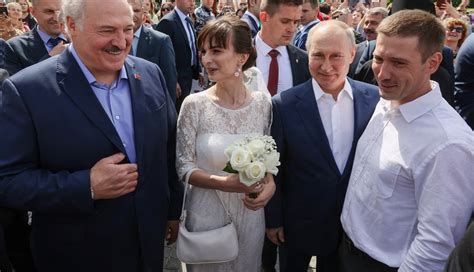 Bride asks for pic with Russian president Putin. Here's what happened ...