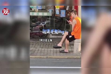 男子路过螺蛳粉店发现着火了，连忙提醒玩手机的店员，路过的大爷表情亮了粉店螺蛳大爷