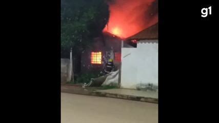 Homem é preso após atear fogo na própria casa em Unaí VEJA VÍDEO