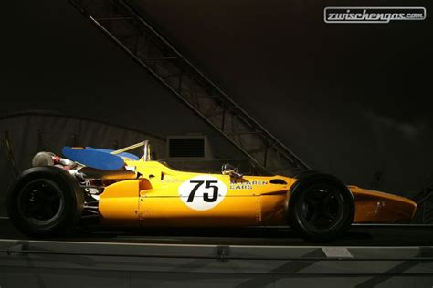 Ein McLaren M15 (1970) an einer Sonderausstellung von McLaren-Rennwagen ...