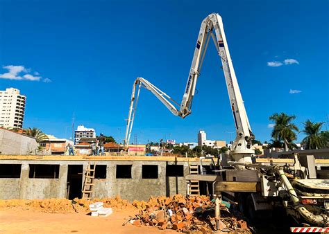 Concretagem De Laje Realizada Na Obra Do Novo Centro De Refer Ncia Em