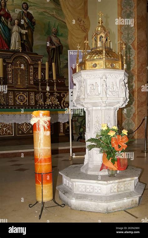 Pila Bautismal En La Iglesia Parroquial Fotograf As E Im Genes De Alta