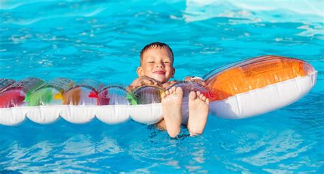 Petits Enfants Jouant Et Ayant L Amusement Dans La Piscine Avec De L