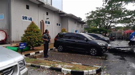 Tujuh Mobil Dinas Rusak Tertimpa Atap Kanopi Gedung Parkir Setda