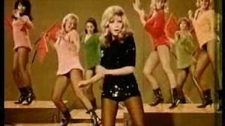 Nancy Sinatra These Boots Are Made for Walkin 可愛いに間に合わない ファッションと猫と