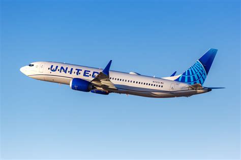 Flames & Smoke As United Airlines Boeing 737 Makes Emergency Landing In Kansas