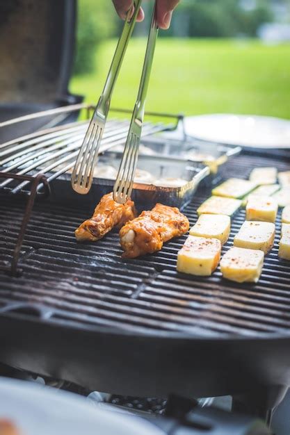 Churrasco No Fim De Semana Asas De Frango Queijo E Legumes Na Grelha A