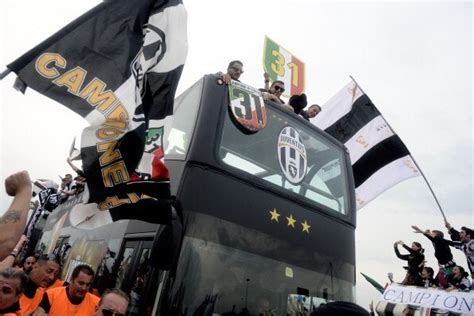 Il Pullman Della Juventus Tra La Folla In Festa Calcio Fanpage