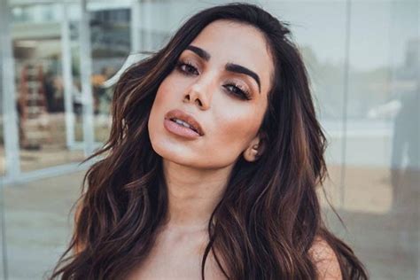 Anitta desmente rumores de gravidez História muito louca