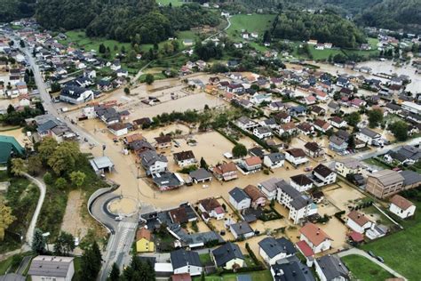 Dramatično stanje u BiH Poplavljena središta više gradova