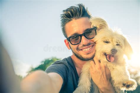 Jeune Homme Et Son Chien Prenant Un Selfie Photo Stock Image Du Frais